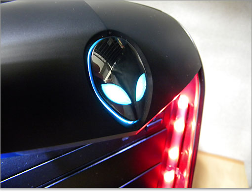 シャッタードアを開けるエイリアン頭もイルミネーション設定できます。