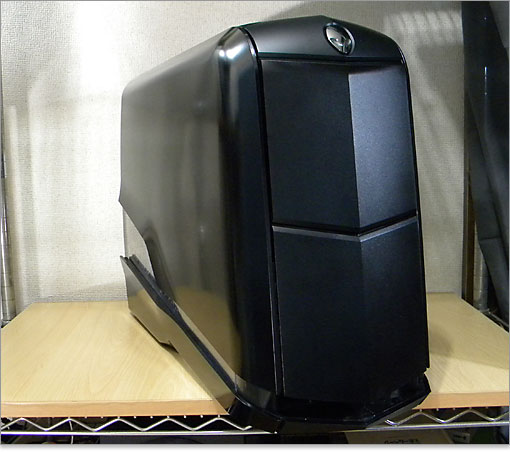 光学ドライブベイはシャッタードアで閉じられています。戦国武将が着用していた