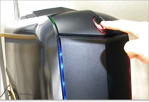 シャッターが開きます。最初、電源ボタンだと思って押したら拍子抜けしました。