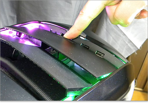 USB端子とIEEE1394端子、ヘッドフォン、マイク端子にアクセスできます。