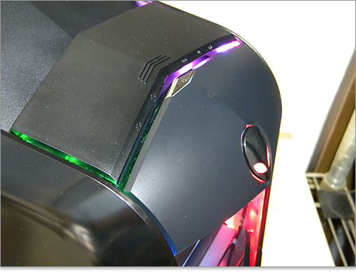 天井の前方部分に電源ボタンを装備。