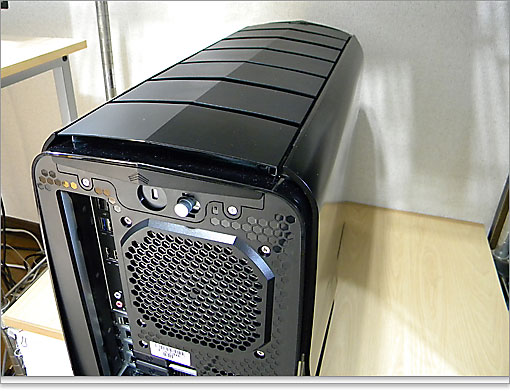 フラットではなく、少し山形形状です。個人的にはルーバーなんか邪魔くさいだけなんですけど、こういったギミックが好きなユーザーもいるのでしょう。