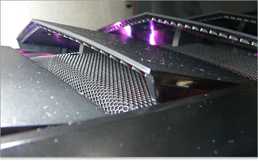 ルーバーの下にはメッシュがあり、異物混入の防止になっています。