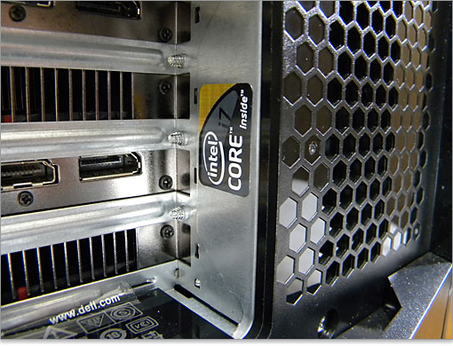 Alienwareシリーズは、ブランドシールが見えにくいところに貼られる傾向がみられます。