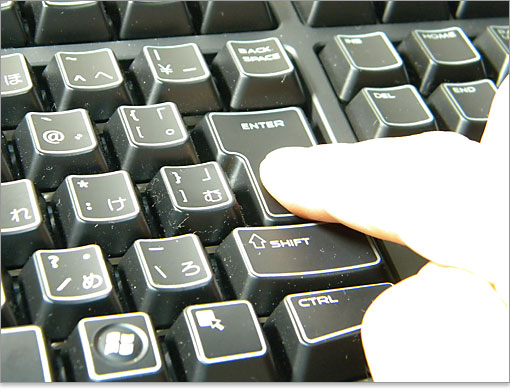 Enterキーを押す様子。