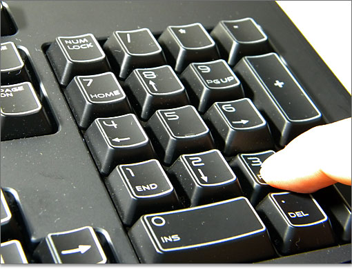 テンキーを押す様子。