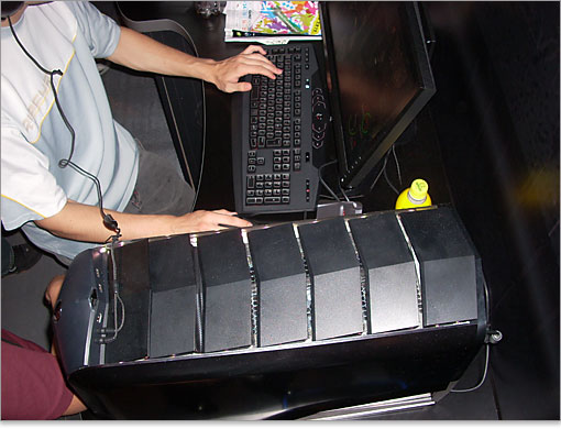 Alienware Aurora ALXとのサイズ比。