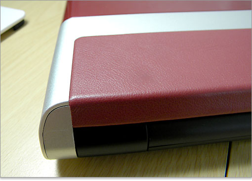 アルミ素材と皮革素材を組み合わせた、リッチなデザイン。