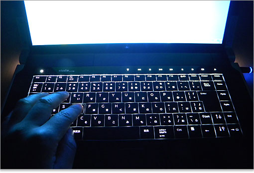 暗室でも操作ができる、バックライト付きキーボード。