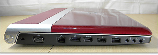 モニタアナログ出力のVGA、 高速ネットワークのギガビットイーサLAN端子