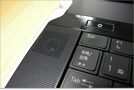 キーボード両サイドにはスピーカーを搭載。