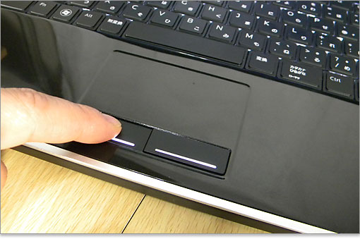 しっかりした押し応えのクリックボタン。白い横ラインはバックライトです。