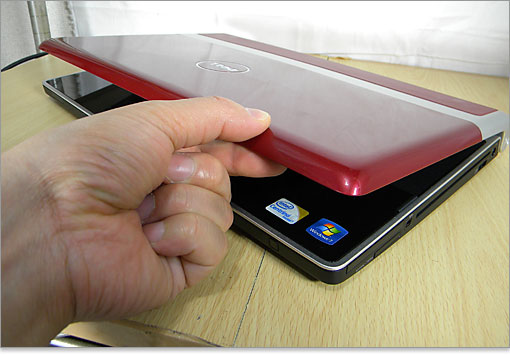 バックライトにWLEDを採用しているため、ディスプレイは結構薄いです。