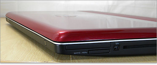 ディスプレイ開閉用のラッチや突起はありません