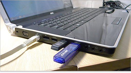 イーサーケーブルと、USB機器を接続した様子。USB端子は計3つなの