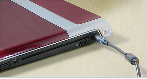 電源ケーブルを差し込んだところ。