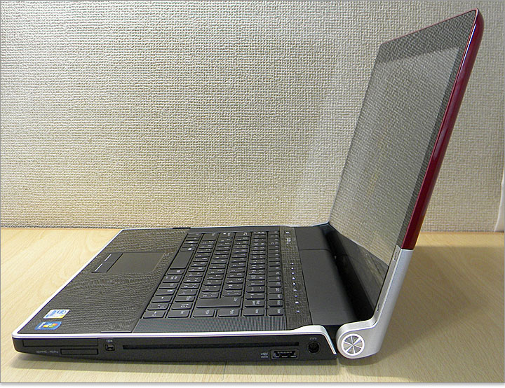 Studio XPS 16の左側面をチェックします。