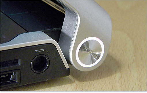 左側面でも紹介したように、電源ライトの役割をします。電源容量が少ないときは橙色に変わります。