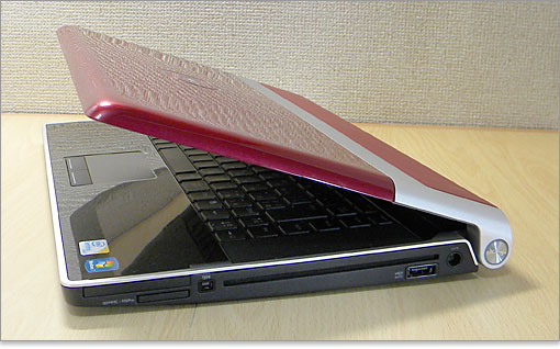 ディスプレイを半開状態で、右側面を見たところ。