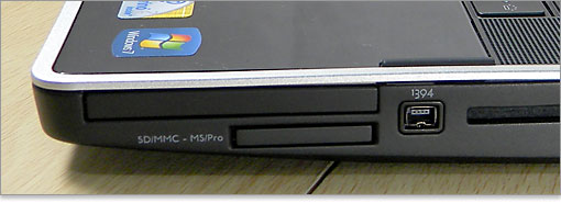 上段にExpress Card カードスロット、下段にメモリカードスロットがあります。
