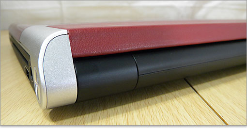 左側の角をアップ。皮革素材が背面にまで織り込まれていますね。