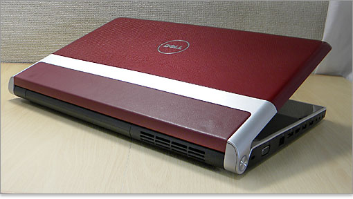 右斜め後方から背面を見る。