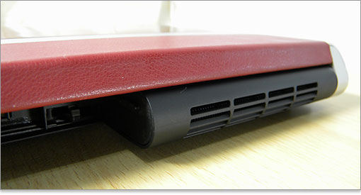 6セル・バッテリーを外した後の、通気口アップ写真。