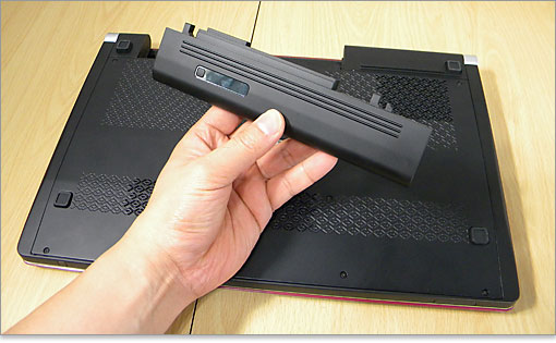 Studio XPS 16から取り外します。