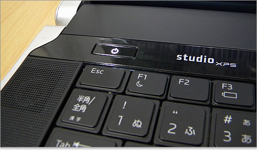 左上には電源ボタンと、Studio XPSのロゴ。