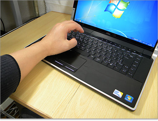 左手をパームレストに置いた様子