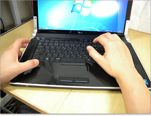 右手をパームレストに置いてみます