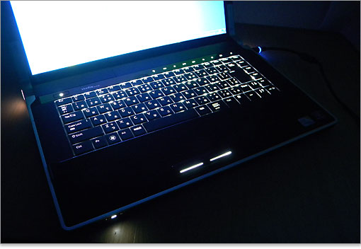 暗室でのキーボードの様子。