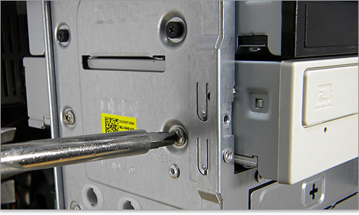 工具ドライバでビス止め。