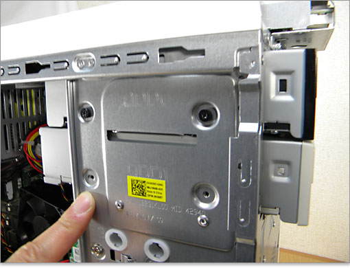 光学ドライブを固定するビス止め