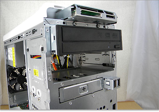 光学ドライブを挿入するスペース