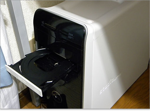 今回搭載したDVR-217Jは動作音が静かで読み取り速度も速い