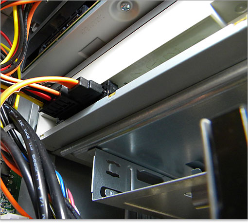 SATAケーブルとSATA電源ケーブル