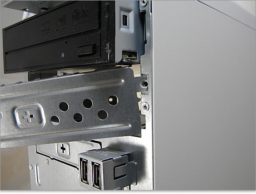 反対側も金属パネルがつながっています