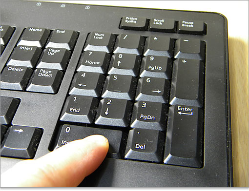 メンブレン式なので、少しフニャリ感を感じます。