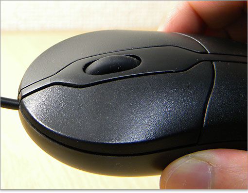 クリックボタンの様子。ほどほどの弾力もあり、押し応えがあります。