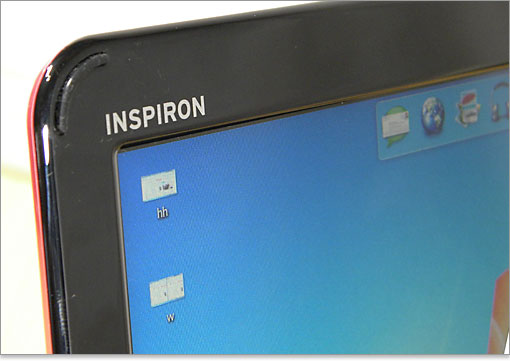 液晶画面左上には、INSPIRONロゴ。