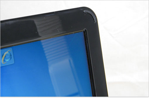 右側のベゼル部分。