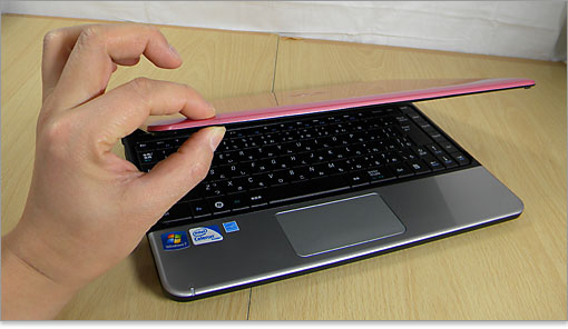 ディスプレイはかなり薄いです。