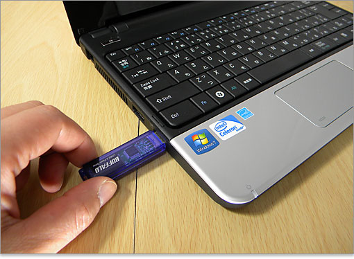 USBメモリーを差し込んだ様子。