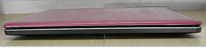 左側に電源ライトが見えます。ディスプレイを開けやすくするため、ディスプレイと本体部分の間にわずかな隙間があります。