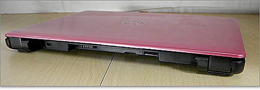 バッテリーを外したときの背面の様子。