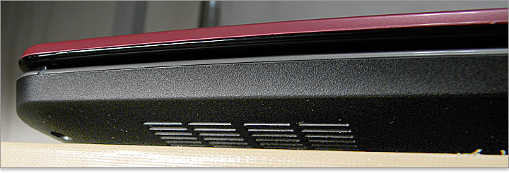 下部にスピーカーが配置されています。