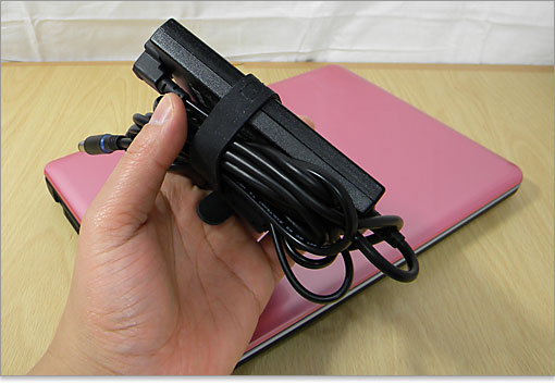 ゴム製の結束バンドで、ケーブルをひとまとめにできます。