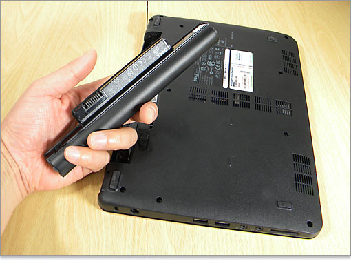 一般的なノートと比べるとコンパクトなサイズ。なお、この3セルバッテリーは公称で最大駆動時間：3時間3分となっています。6セルバッテリーを搭載すれば最大6時間1分となっています。いずれもアイドル値（待機状態）での時間でしょうから、実際はもう少し少な目と理解したほうがよさそうです。