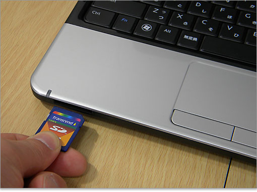 カードスロットを装備。